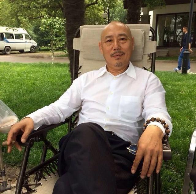 1991年，身价过亿的李诚儒，把糟糠之妻和6岁儿子赶出家门，转身娶了女朋友。20