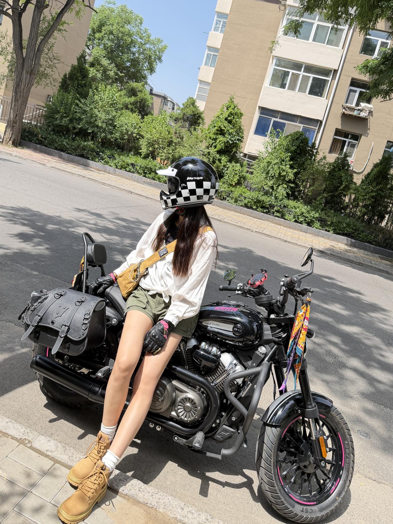 夏天骑机车不能穿短裤啊屁股烫不说腿也怕烫有小伙伴裤子都烫破了呢你们有没有