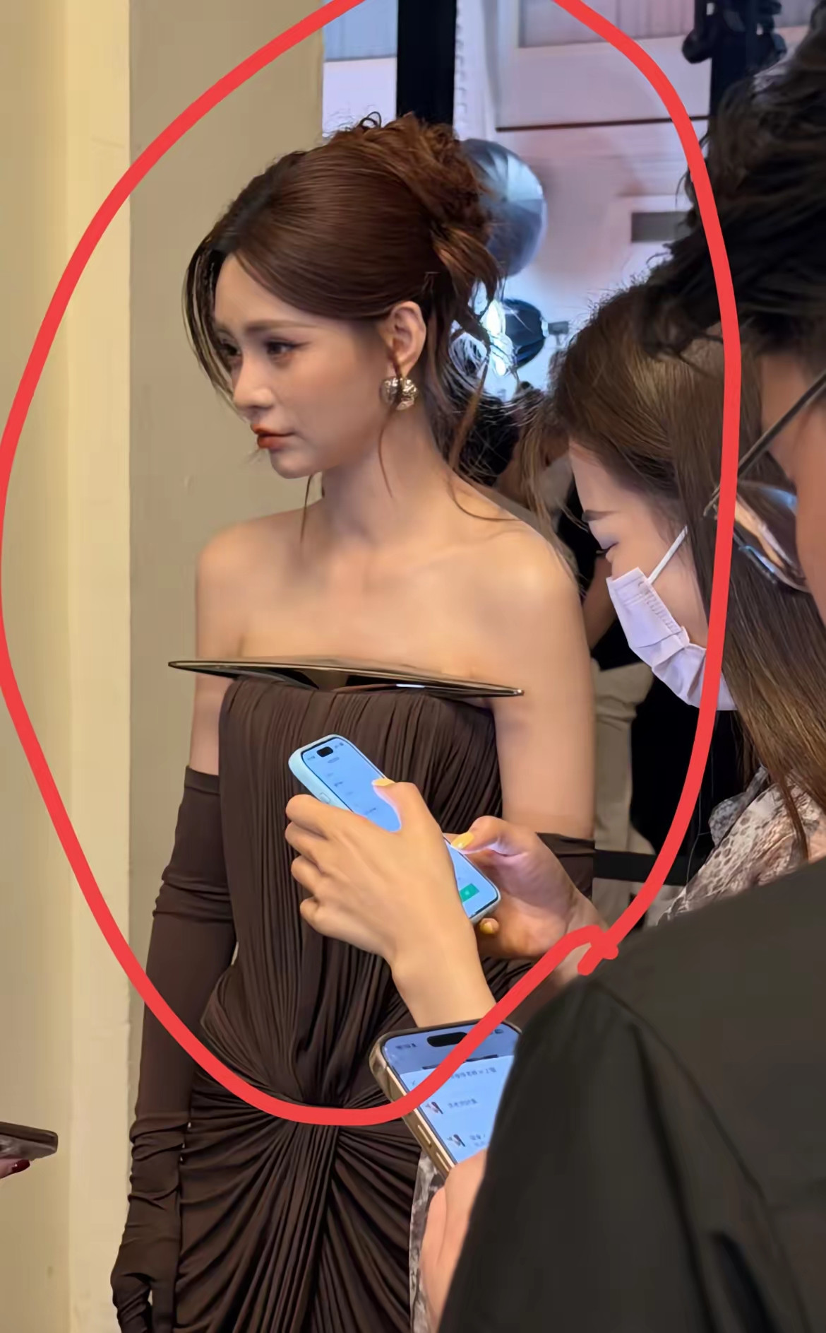 沈梦辰，真的是非常典型的医美产物，不过，她算是很成功的案例了。她底子好的地方就是身高了，其他的弯弯笑