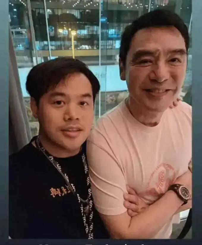 吕良伟70岁像40岁，但他24岁的儿子，长得一点也不像他。不是基因“失灵”