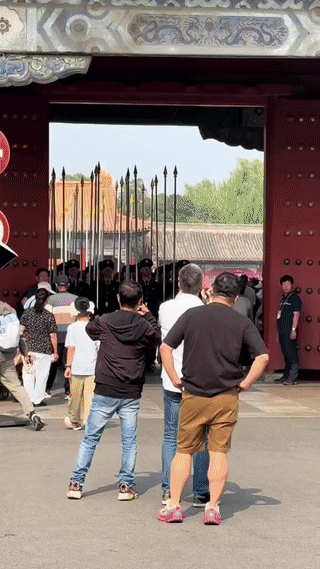 这是北京故宫“国旗班护卫队”正在进行日常的出操训练。他们每个人手上握持的东西可