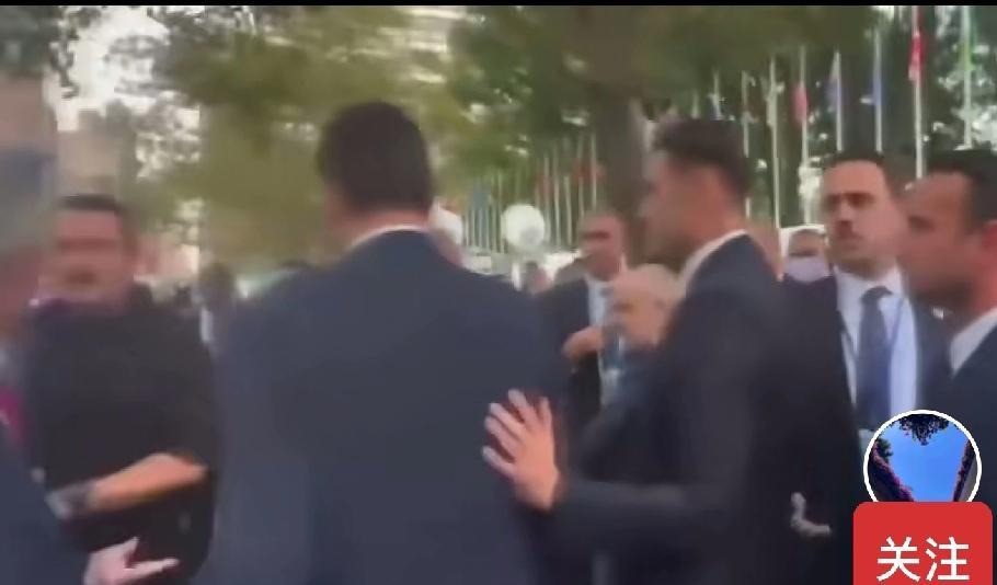 马克龙、埃尔多安，俩总统在纽约街头被拦了十二分钟。不是堵车，不是事故，是警车一