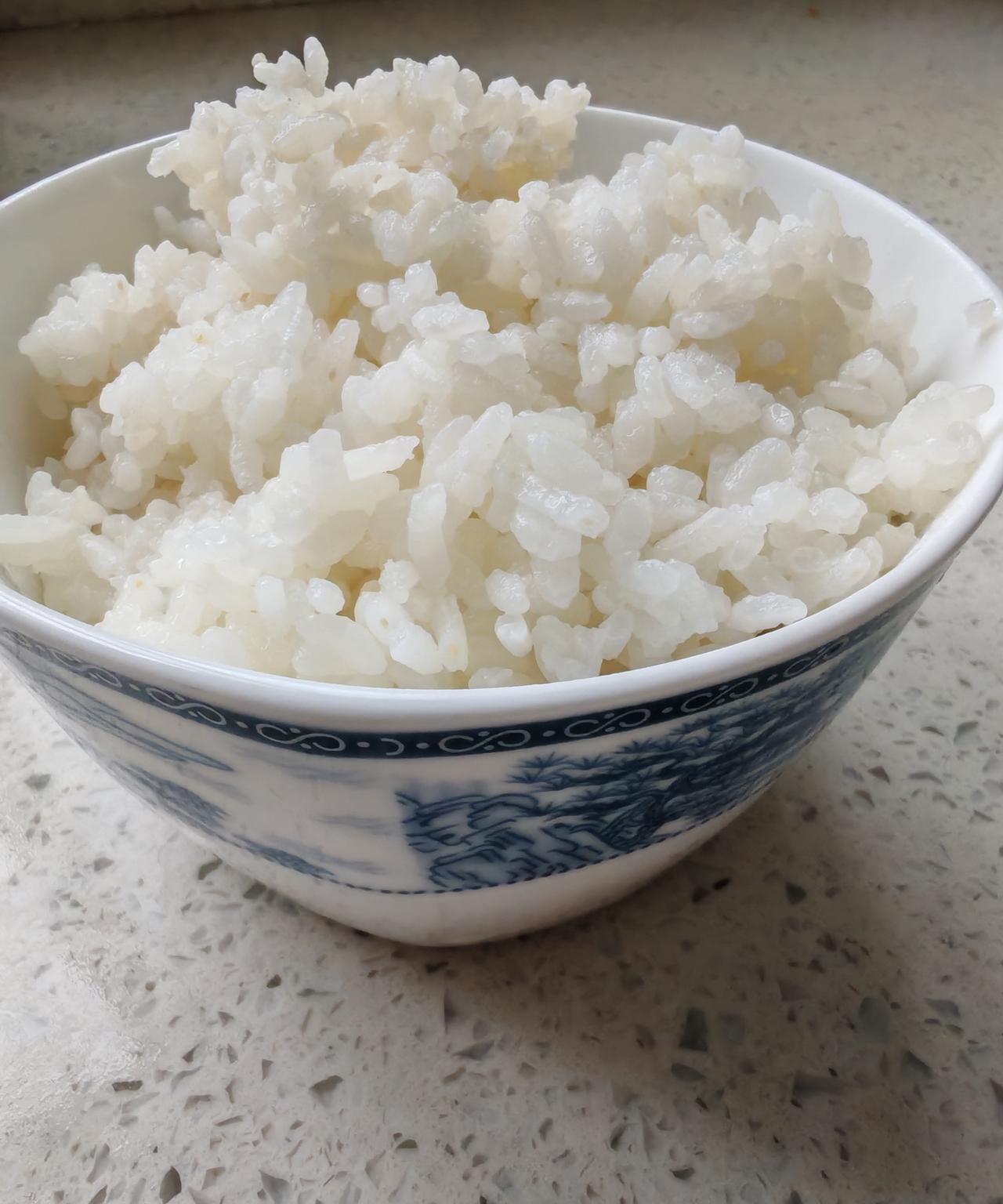 这个米太好吃了老公的远房表妹嫁到了黑龙江宁安，小时候在一起玩过，已多年不联系，
