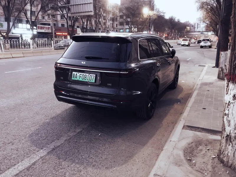 理想汽车这事儿闹得挺大啊！2026年4月11日，理想汽车指控网络水军组织化拉踩i