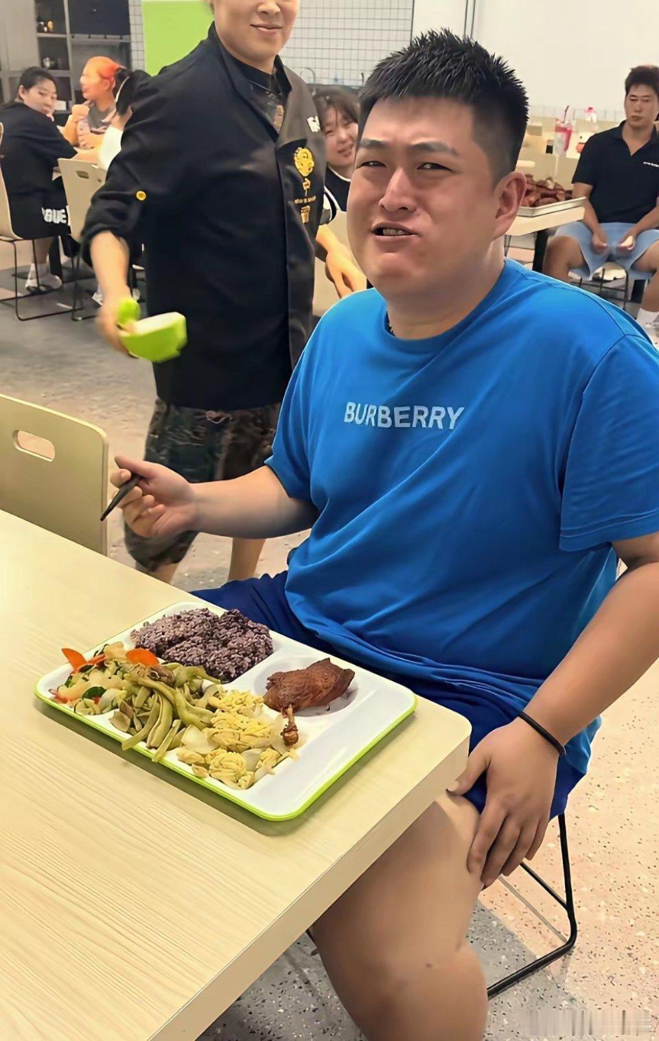 赵本山的儿子赵一楠，这身材估计得有180斤了吧，虽身材高大，但他也吃的很普通，没