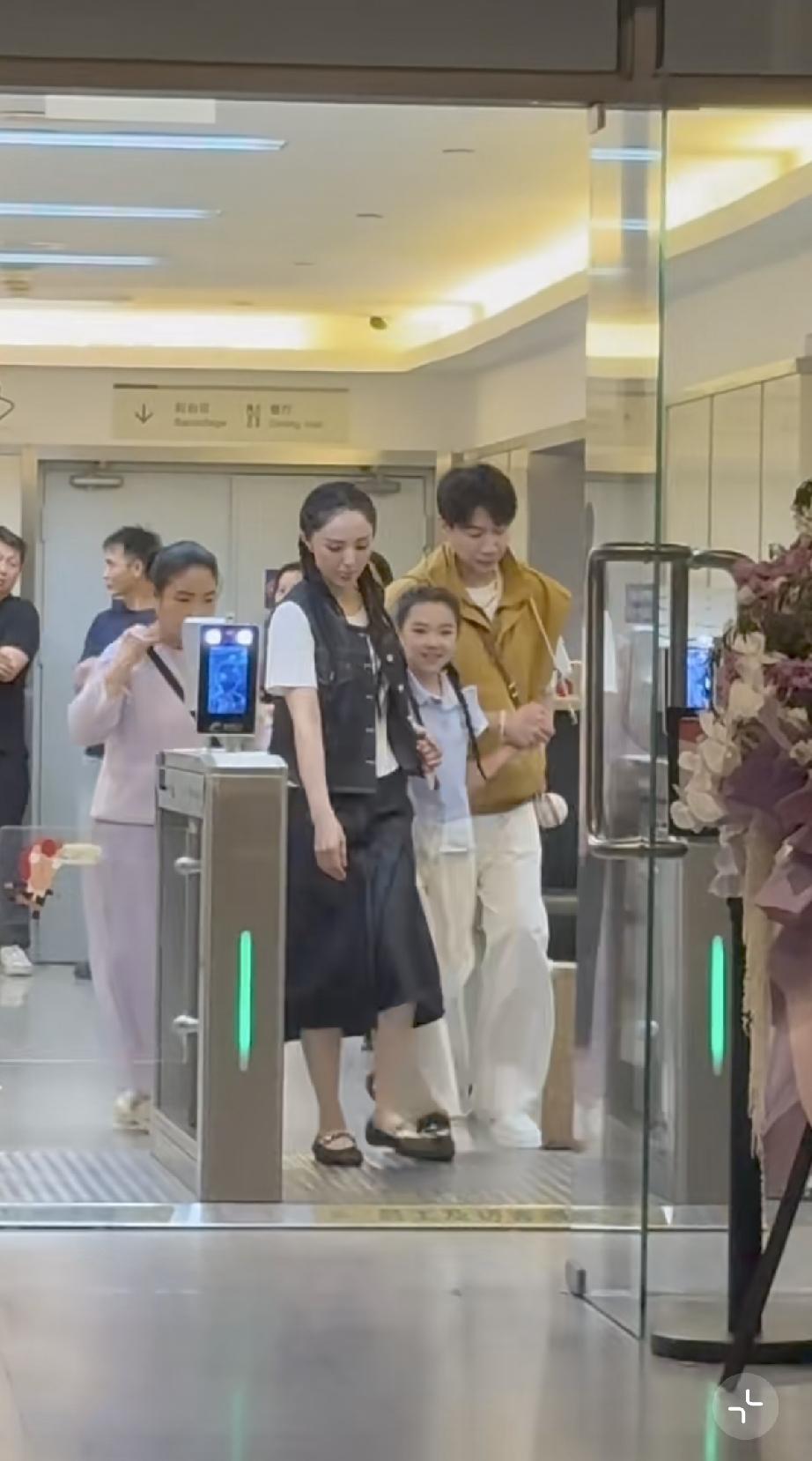 6月7日，张维伊接小酒窝和董璇回家，董璇妈妈好尴尬，全程一个人在后面跟着，张维伊