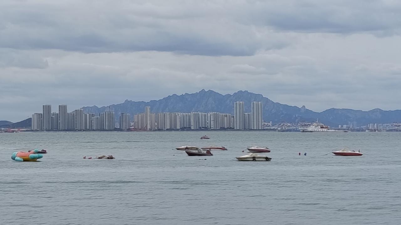 假期我是不愿意出门，可这几天我发现白天被老伴拉着出门，晚上不用服助眠药物也能睡个