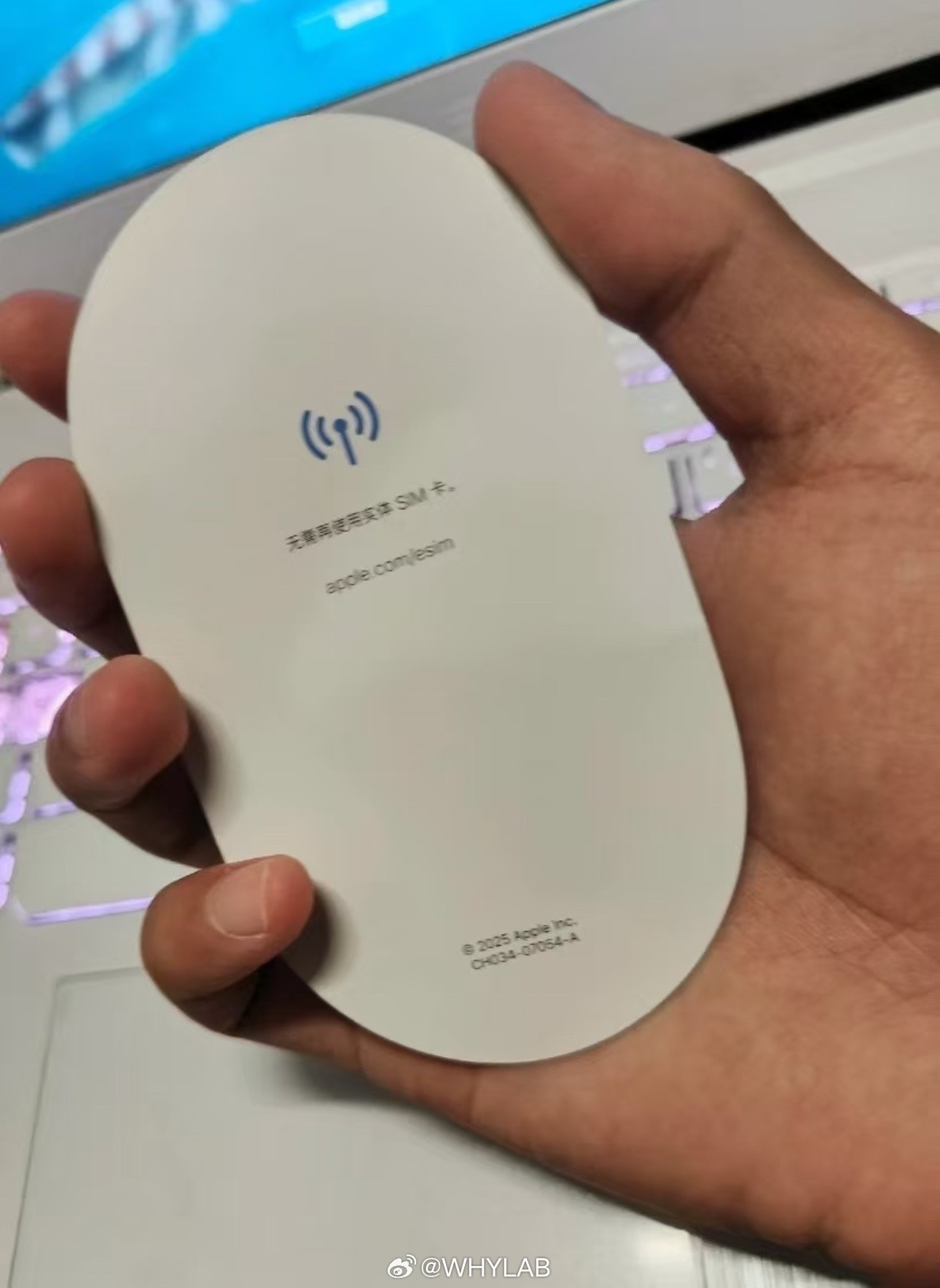 iPhone17Air包装盒内的卡片物料曝光，一是无需使用实体SIM卡
