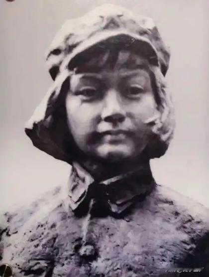 1929年，朱德和妻子正在吃饭，突然，敌军踹门而入：“抓住朱德！”妻子灵机一动，