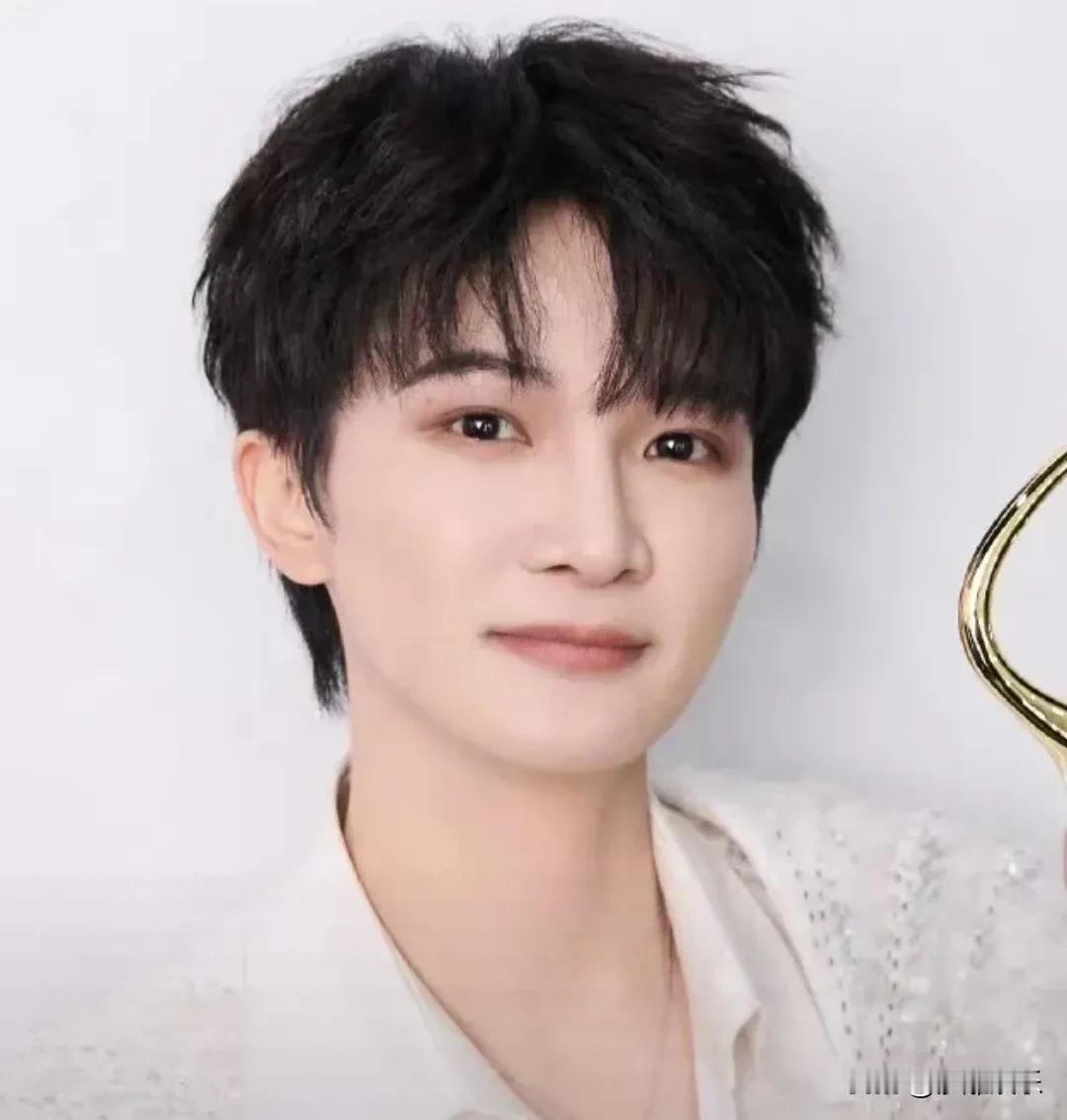 周深，太让人感动了！周深春晚后台的“折返跑”，给56个娃发红包：这5600块