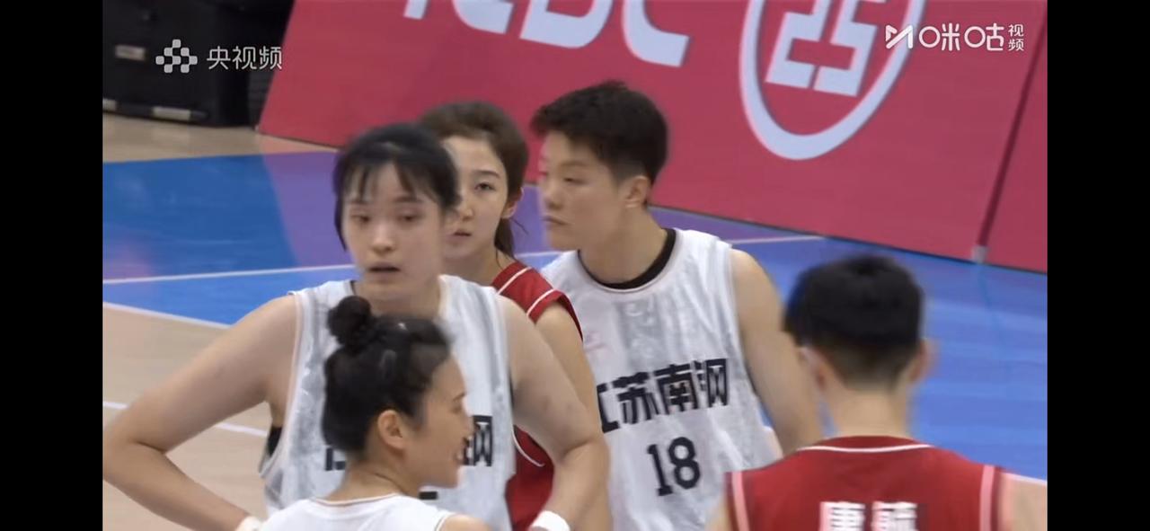 江苏女篮竟然落后，想过没？没错，刚刚上半场结束，江苏女篮以30:32暂时落后