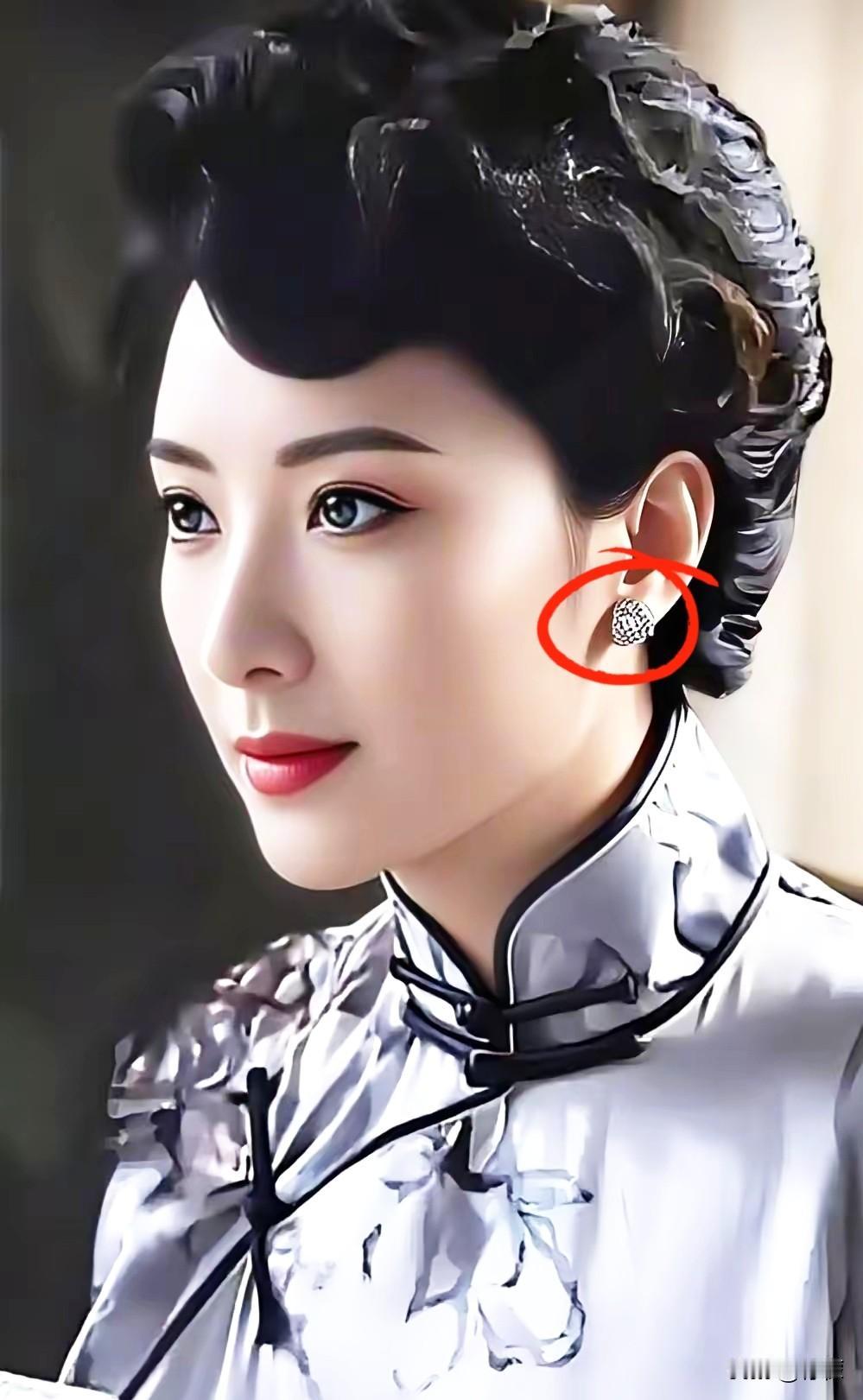 你敢信？一个海军大校，副师级的女演员，半夜竟有导演敢敲她的门。结果，人直接被