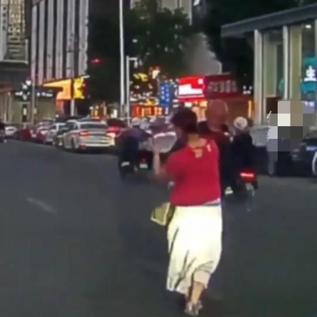 甘肃女子扶老人反挨耳光！警方找到人要求道歉，网友却不买账：这就完了？行车记