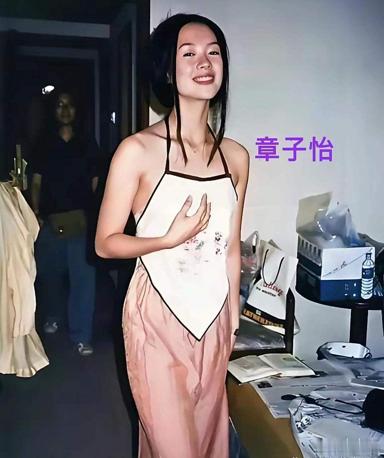 这张照片是章子怡1997年在学校宿舍时拍的，那时她18岁，真是惊艳了岁月。