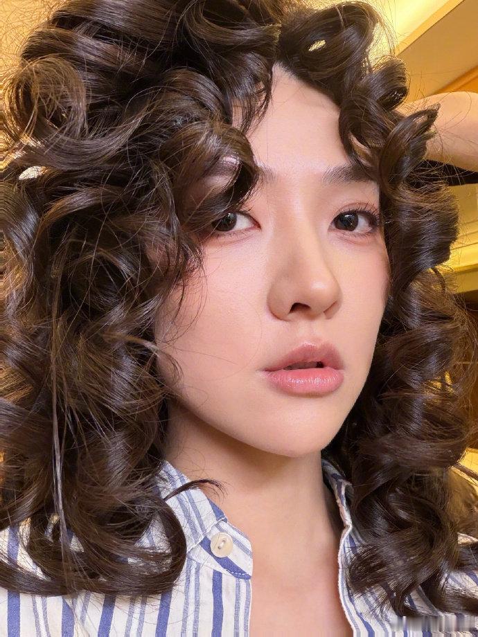 梁洁是去胡德禄那弄的时兴发型吗梁洁羊毛卷发型新发型鲨疯了！这头羊毛卷也太适