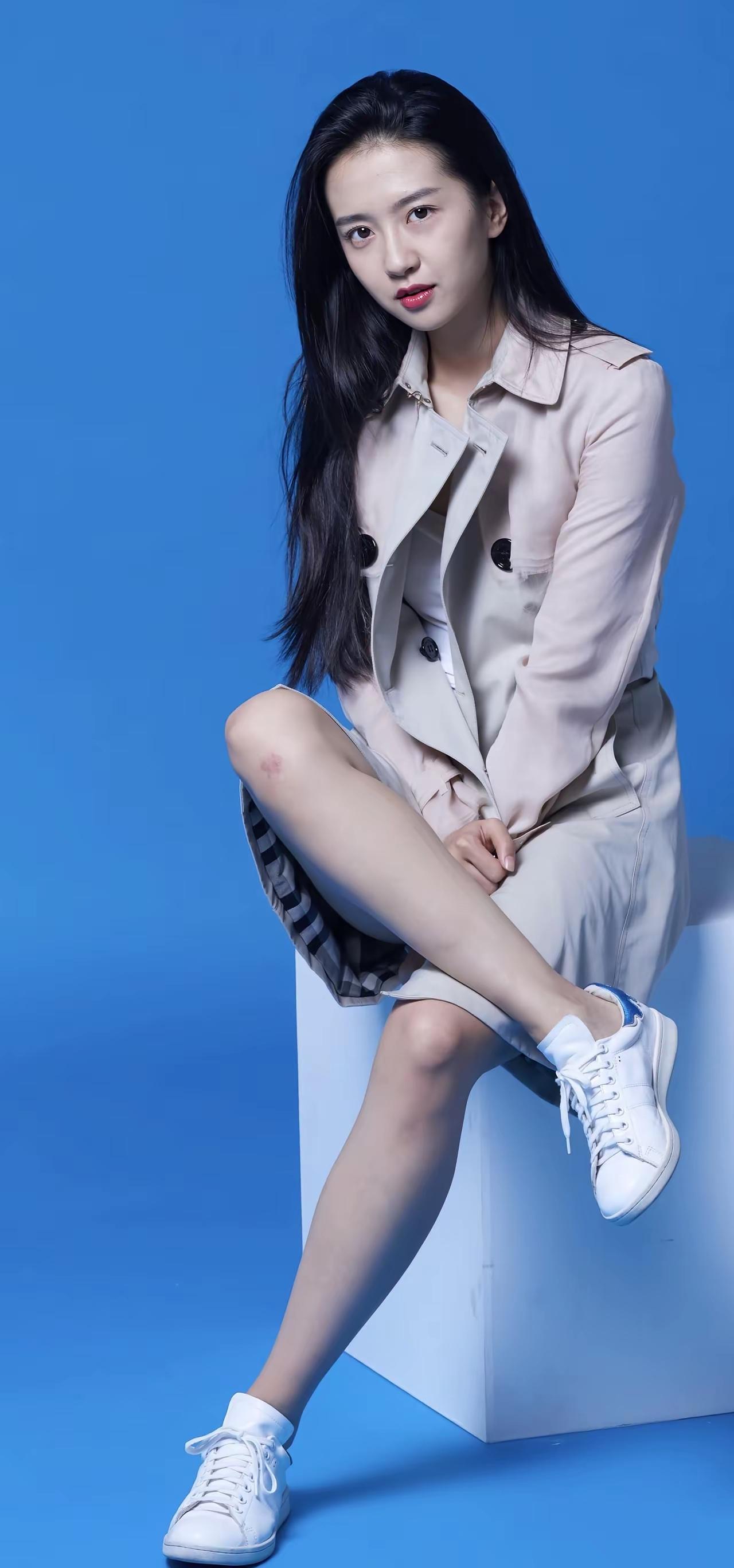 蓝衣美人倚，白鞋映秋光。