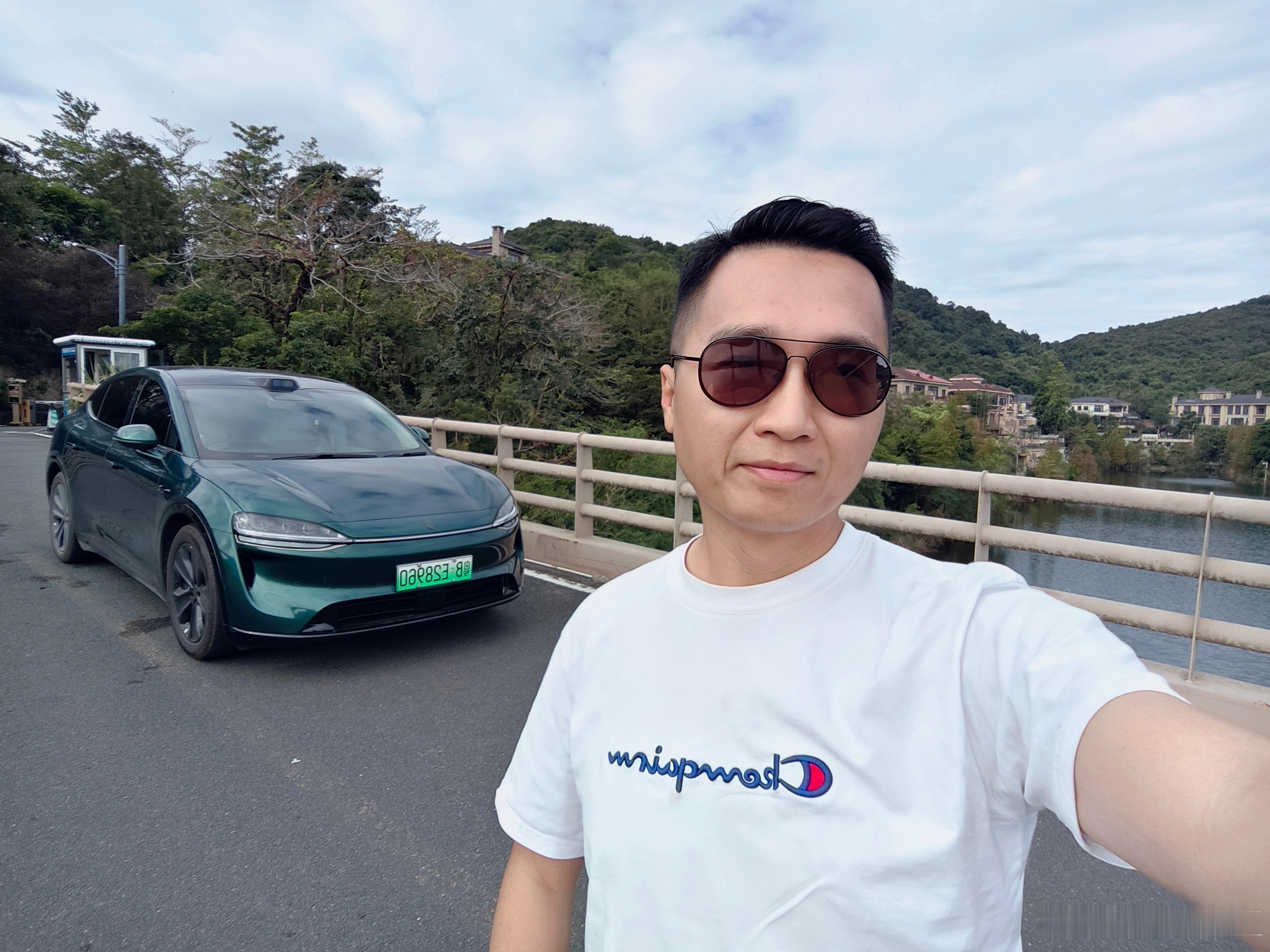 周一人少，适合出来跑跑山。新款智界R7天生好底子，过弯稳，转向灵，减速快，就是不