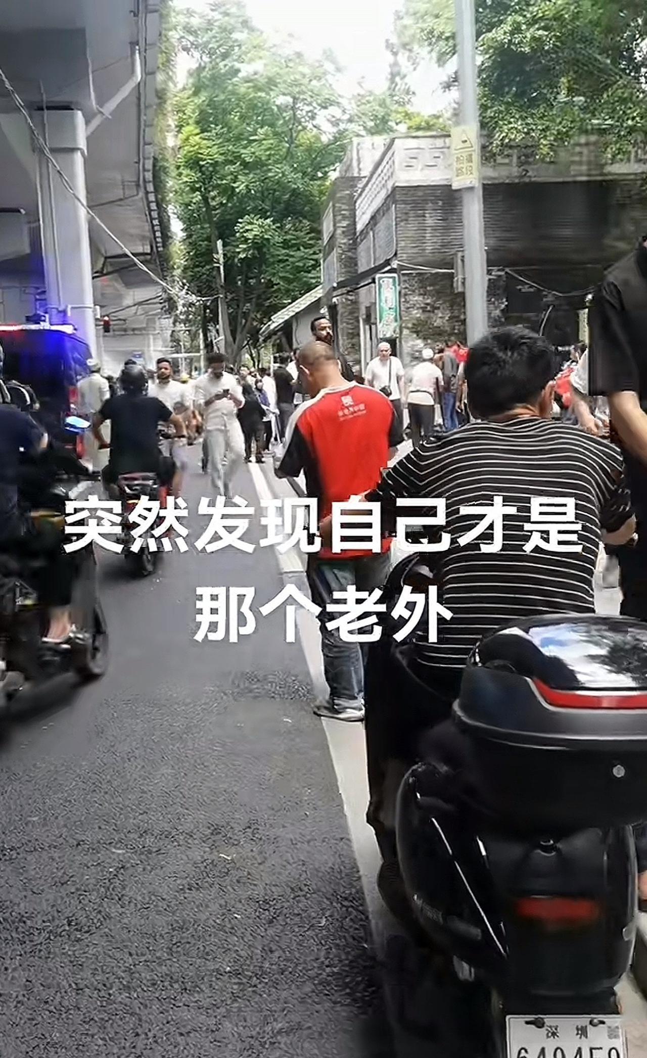 外国人在广州越来越多了！广州不愧是千年大城市，热闹非凡，走在街上，一不小心你还
