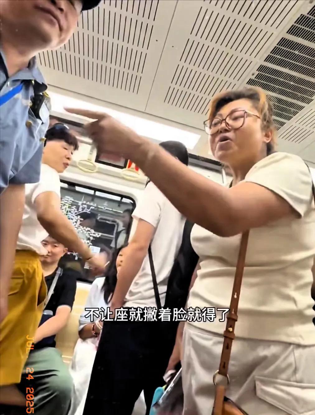 “这里是中国，所以没人让座，你得适应这环境。”这是一位四、五十岁大妈带着5、6岁
