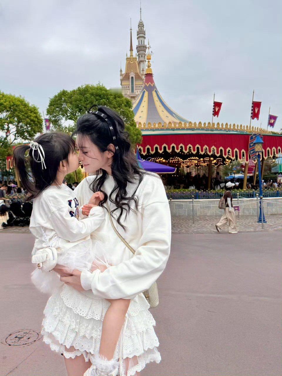 奚梦瑶女儿都这么大了奚梦瑶晒与女儿游玩照奚梦瑶晒与女儿游玩照​​​