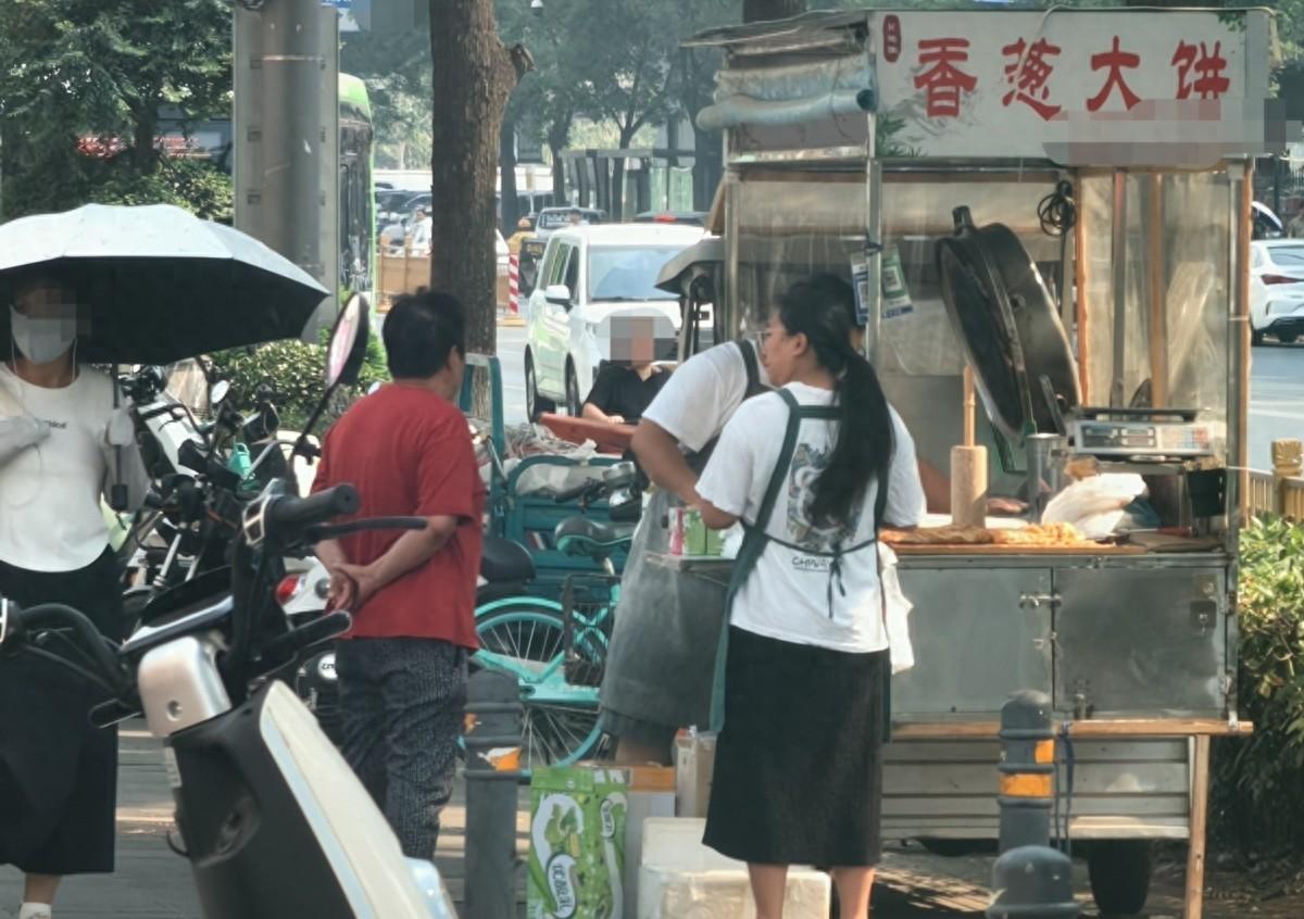 买葱油饼居然不用付钱就可以直接拿走开吃了吗？郑州街头早8点，在一个葱油饼摊前