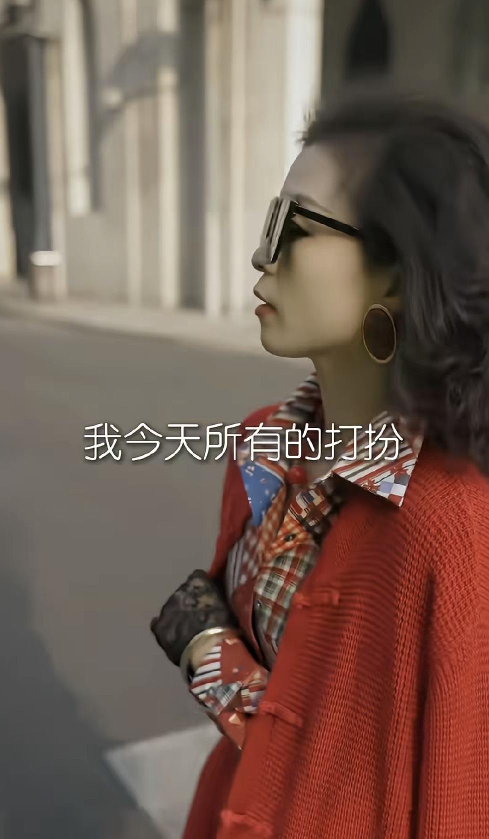 表姐上周又订了条两万的裙子，说客户就认这个牌子。我问她房子呢？她说公公婆婆那老房