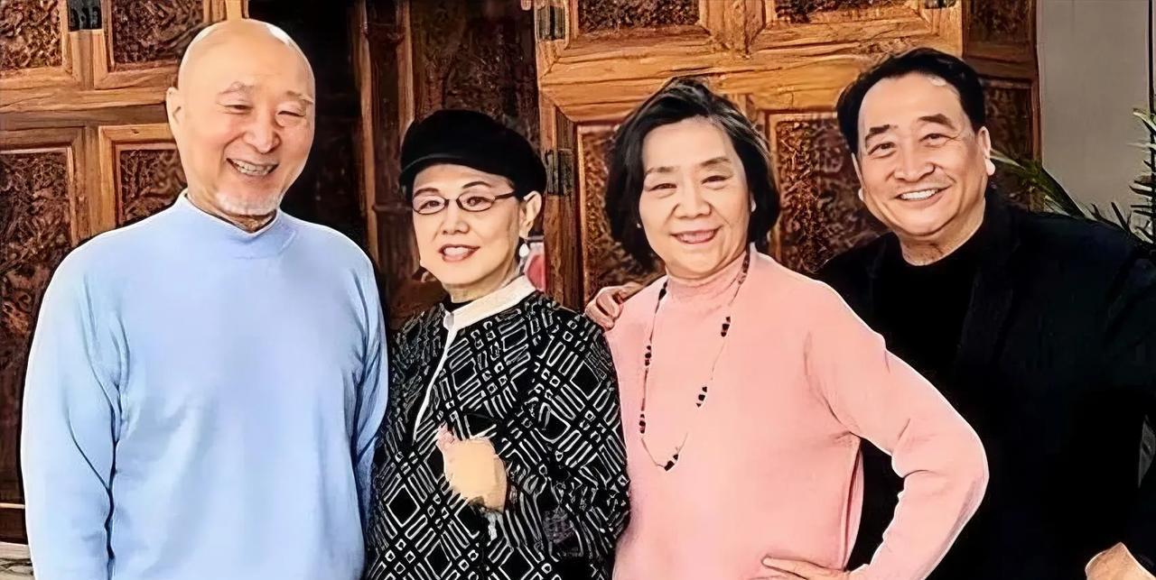 这张合照挺有意思，两位夫人故意调换了位置，姜昆还把手搭在老嫂子的肩上，纯粹的友谊
