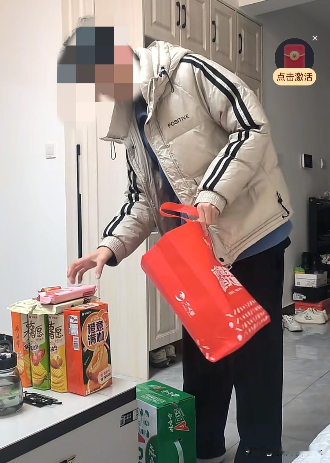 这个视频看了挺揪心。男孩买礼物上门看望生病一个月的同学，家长忍着泪水没让进家门，