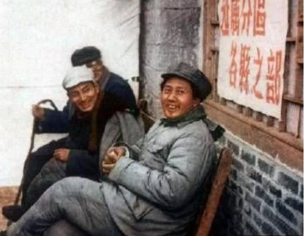 时间：1943年；地点：延安；内容：毛主席与陈云、林伯渠在一起畅谈。​​​