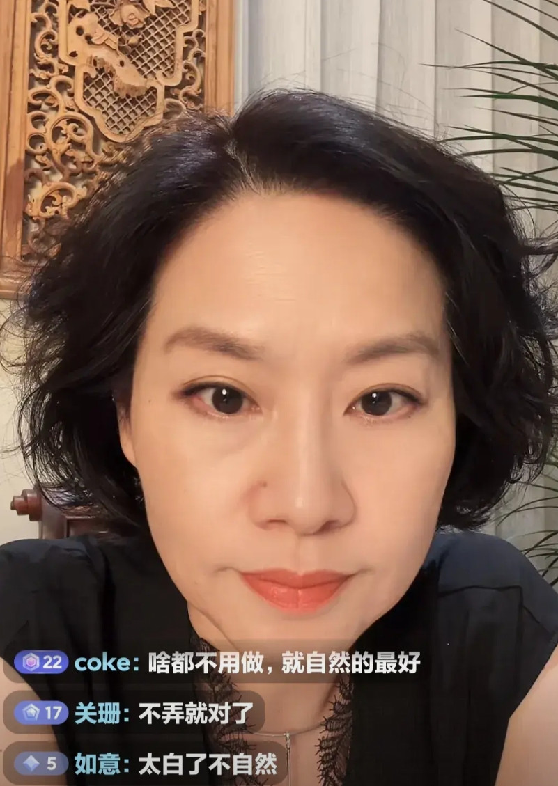 央视主持人史小诺聊天了，粉丝说: