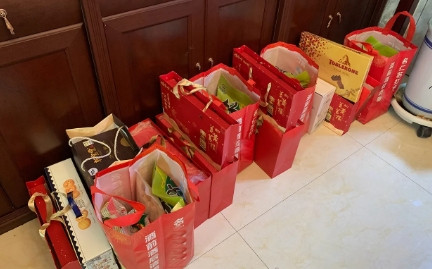 【走亲戚礼品被退回还值得走？】五一回家走亲戚，买了一箱牛奶，一箱罐头，一盒水果去