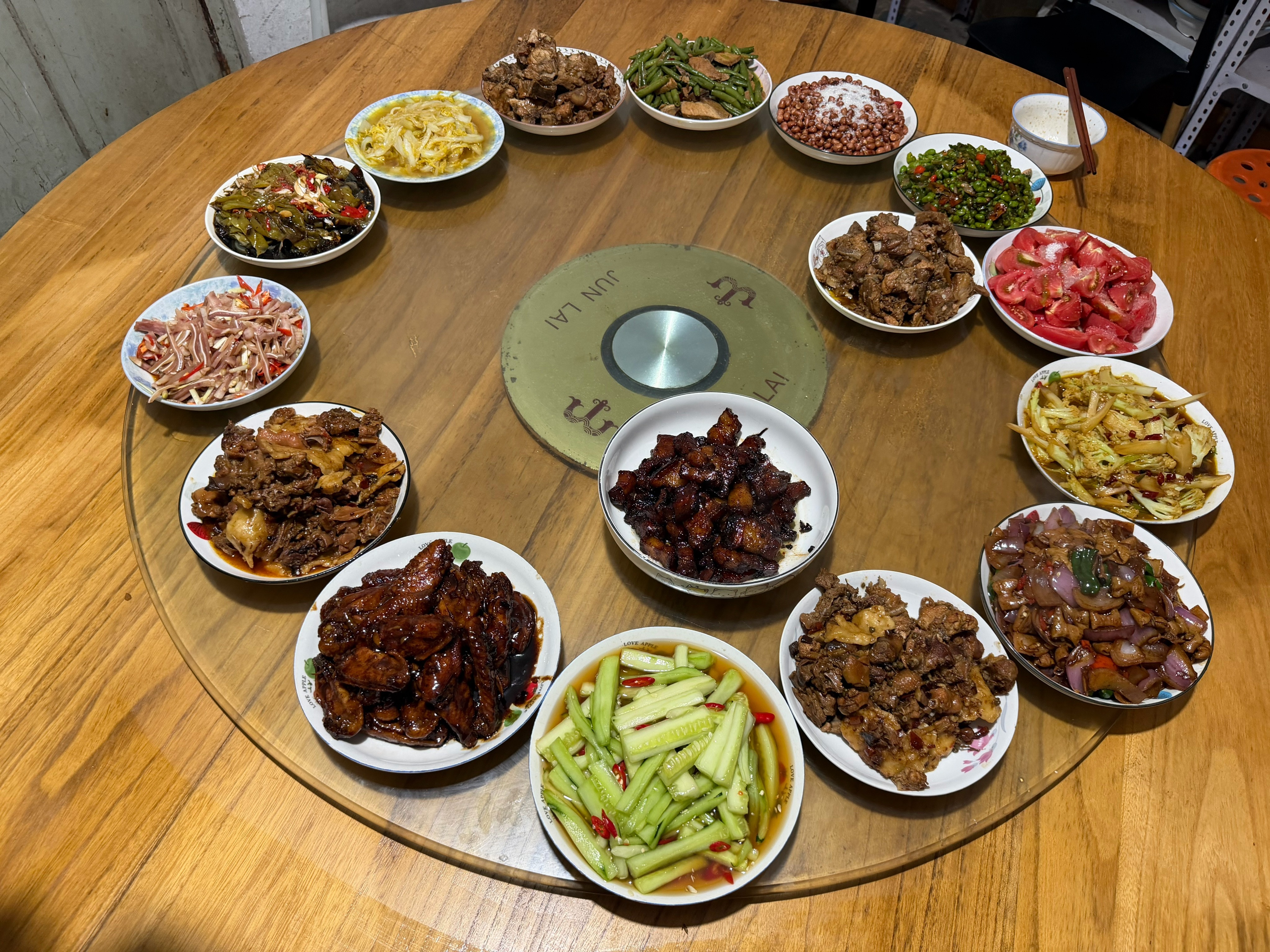 我和我奶奶说，我中午吃的多，我晚上就不吃饭了，我去摘根黄瓜吃就行了（我奶奶住在郊