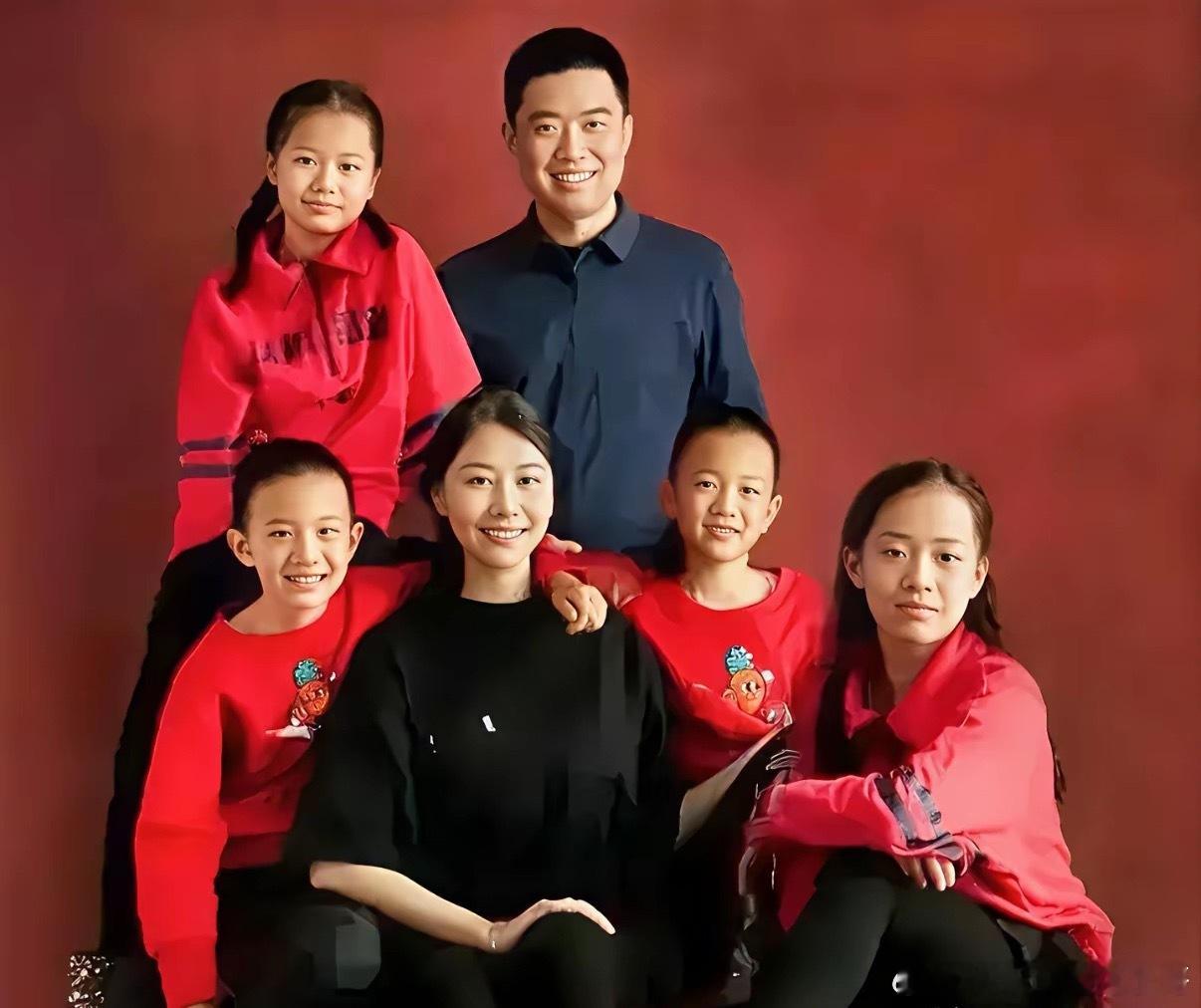 理想汽车创始人李想全家福，妻子颜值高，孩子虎头虎脑，机灵可爱，一家六口其乐融融，