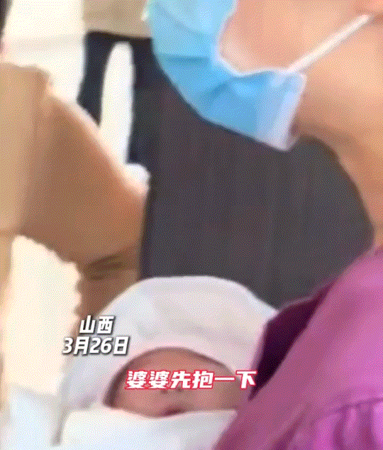 山西运城，一女子在产房顺利生产后，一大家人都在产房外迎接着新生儿出来，可当大家都