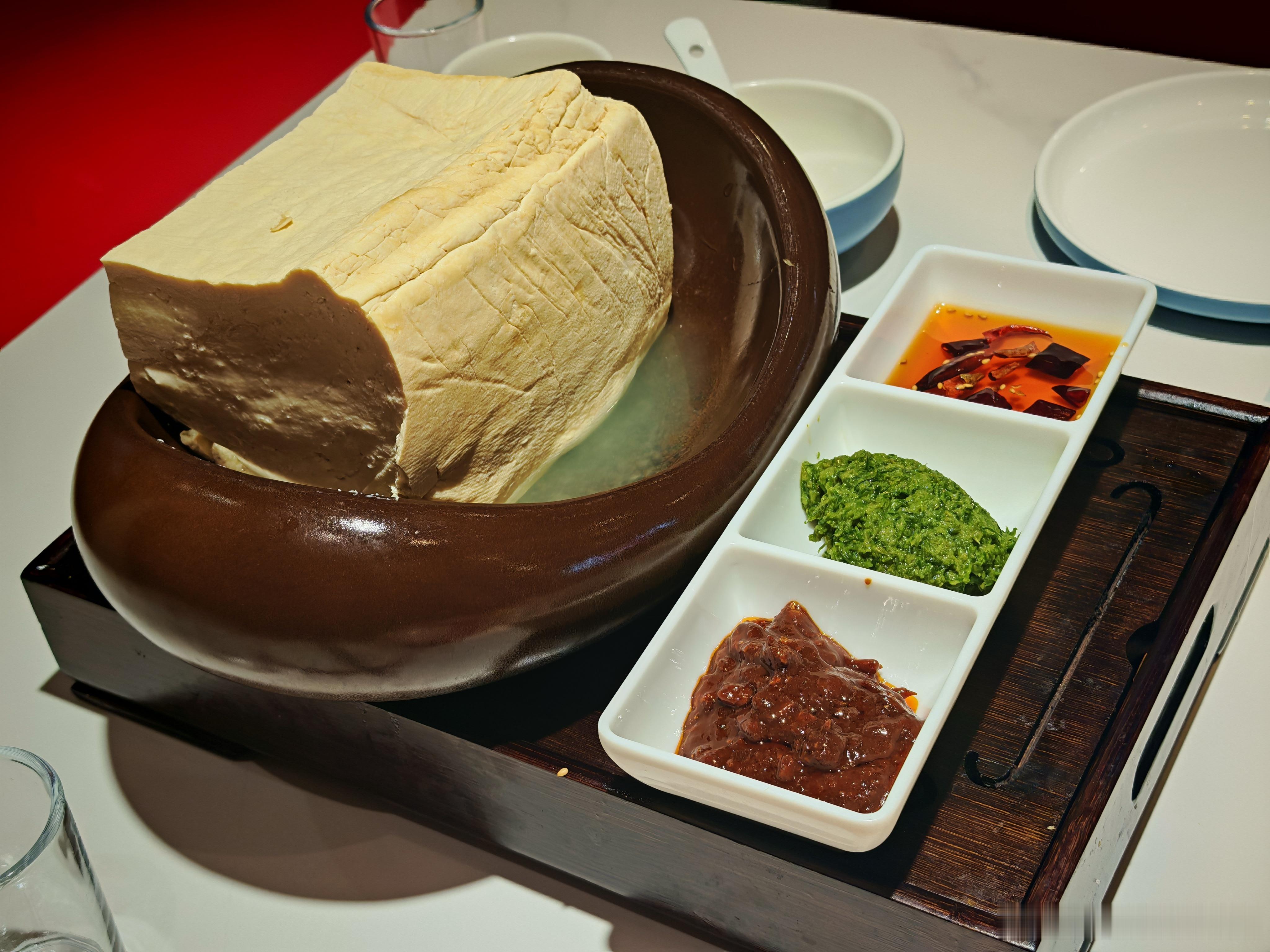 昨天晚上在一家叫做“一块豆腐”的饭馆吃的饭，我就是被这个名字吸引进来的，然后店里