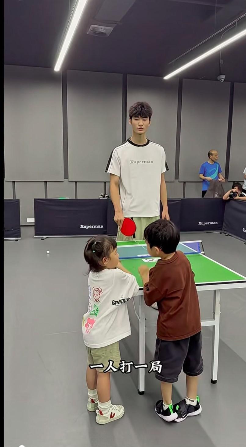 太羡慕昕哥，这么可爱的人类幼崽，同时拥有两个，真想给你俩配个混双，这么可爱的