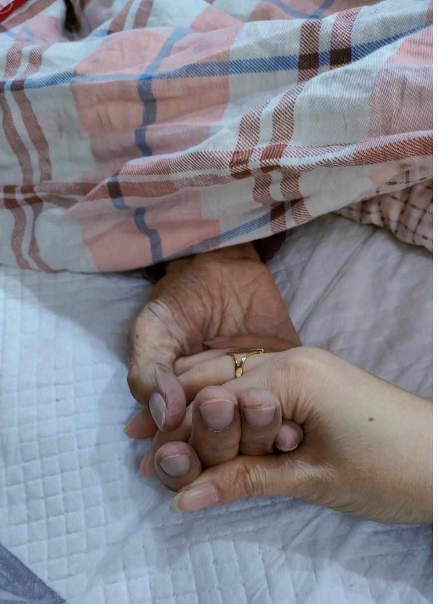 刚刷到个事儿，太难受了！三年端屎端尿换不来一句谢谢，反倒被亲妈骂“白养你”，女