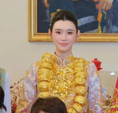 奚梦瑶答谢宴金饰奚梦瑶满脖子金手镯，何超欣还拿来拍照了哈哈哈奚梦瑶满脖子金手