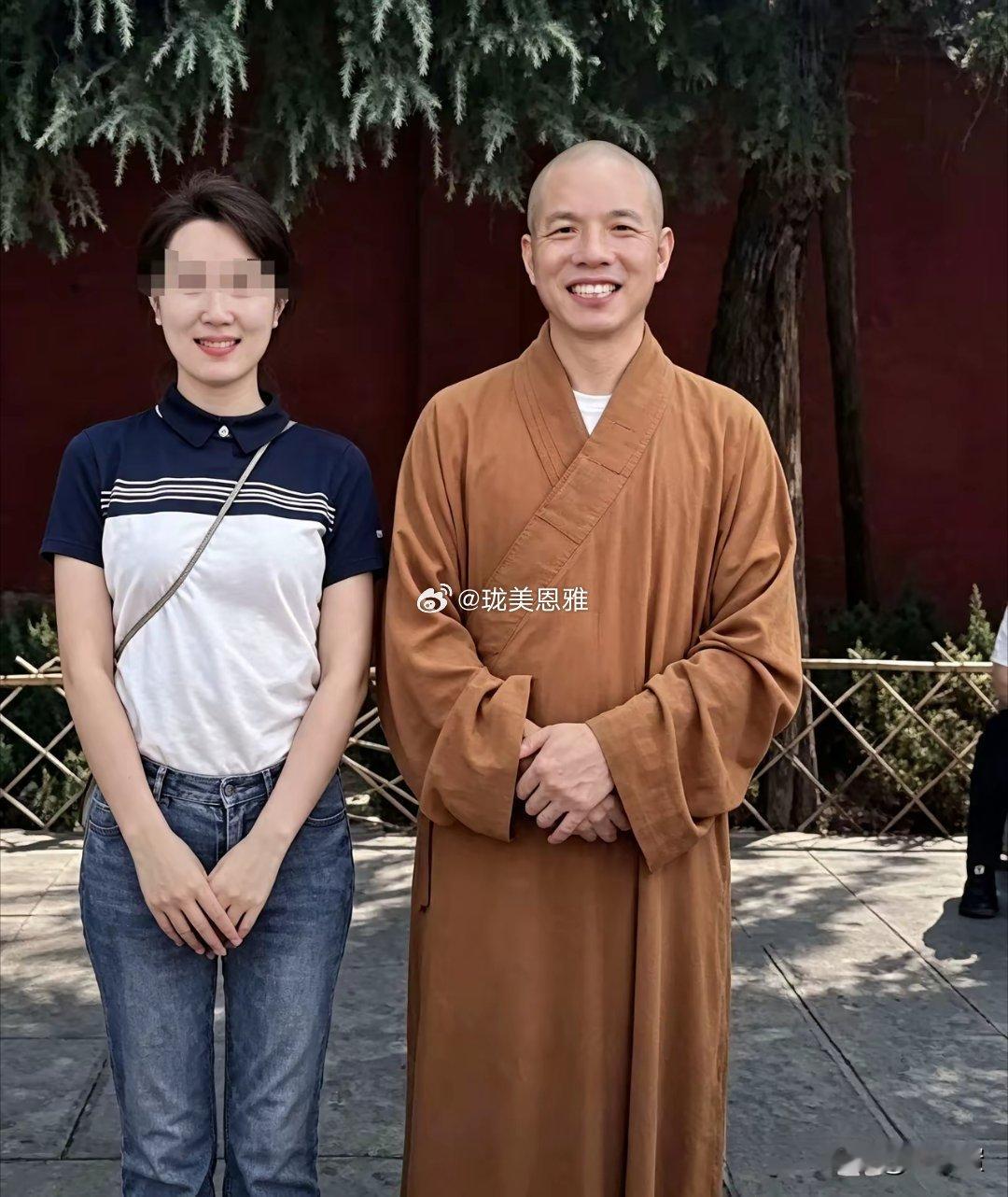 网上流传的少林寺方丈释印乐与女子合影的照片女信徒们都是喜欢和大师合影！