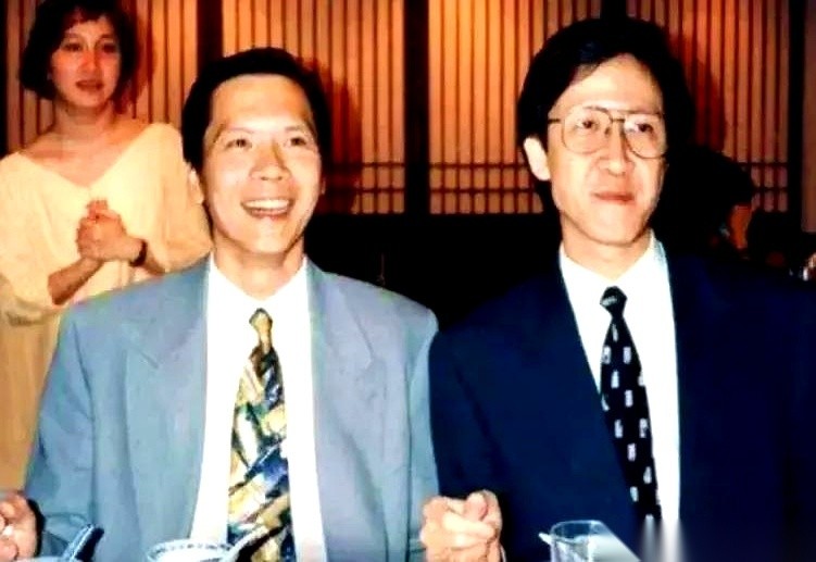 1992年，向华强专程赶到澳门，当面求何鸿燊赏口饭吃。这个在香港连寻常权贵都入不了眼的核心大佬，出了