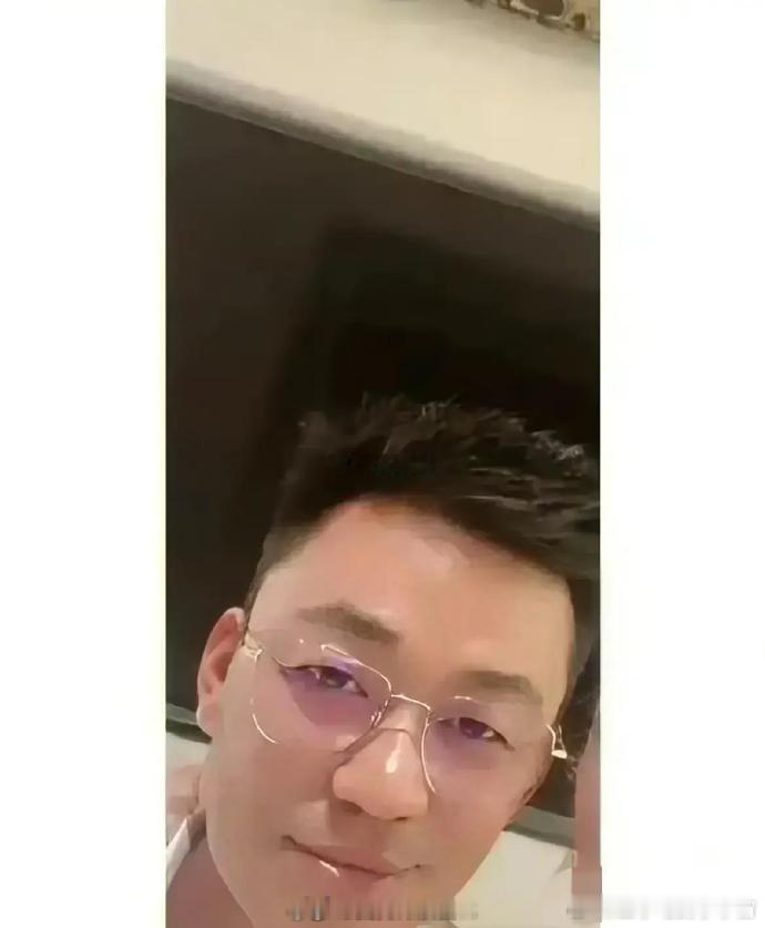 这竟然是王宝强！第一眼还以为是汪小菲呢，果然有钱真的能让人改头换面。