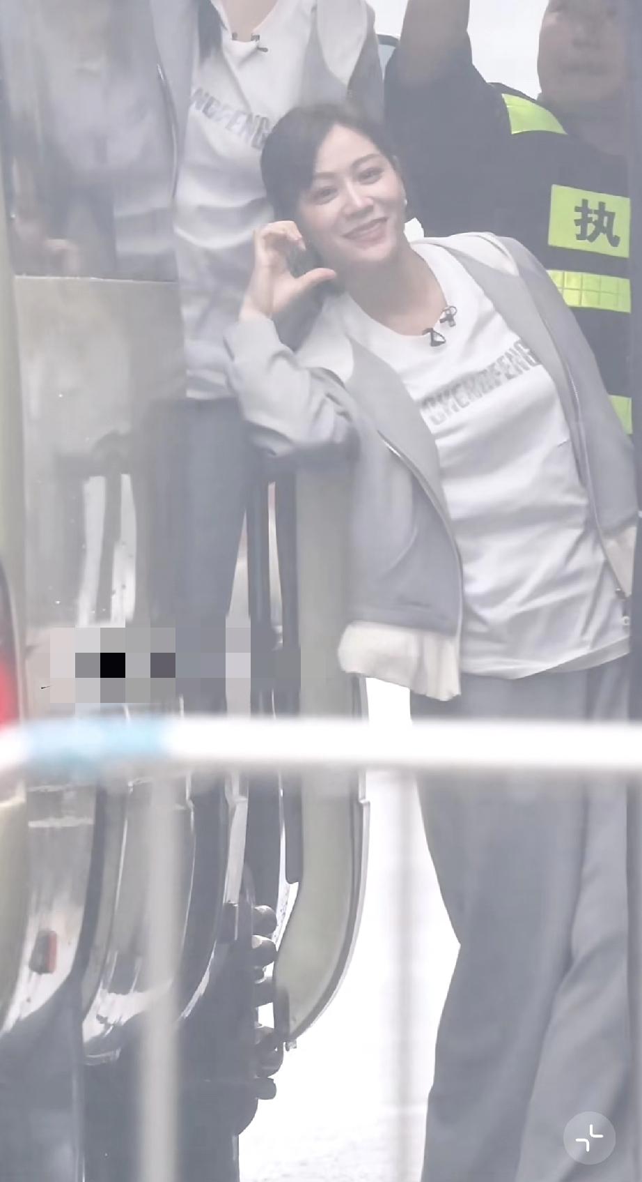 4月13日，叶一茜浪姐上班，穿了一身灰色的休闲服以后身材看着还好，不是那么臃肿，