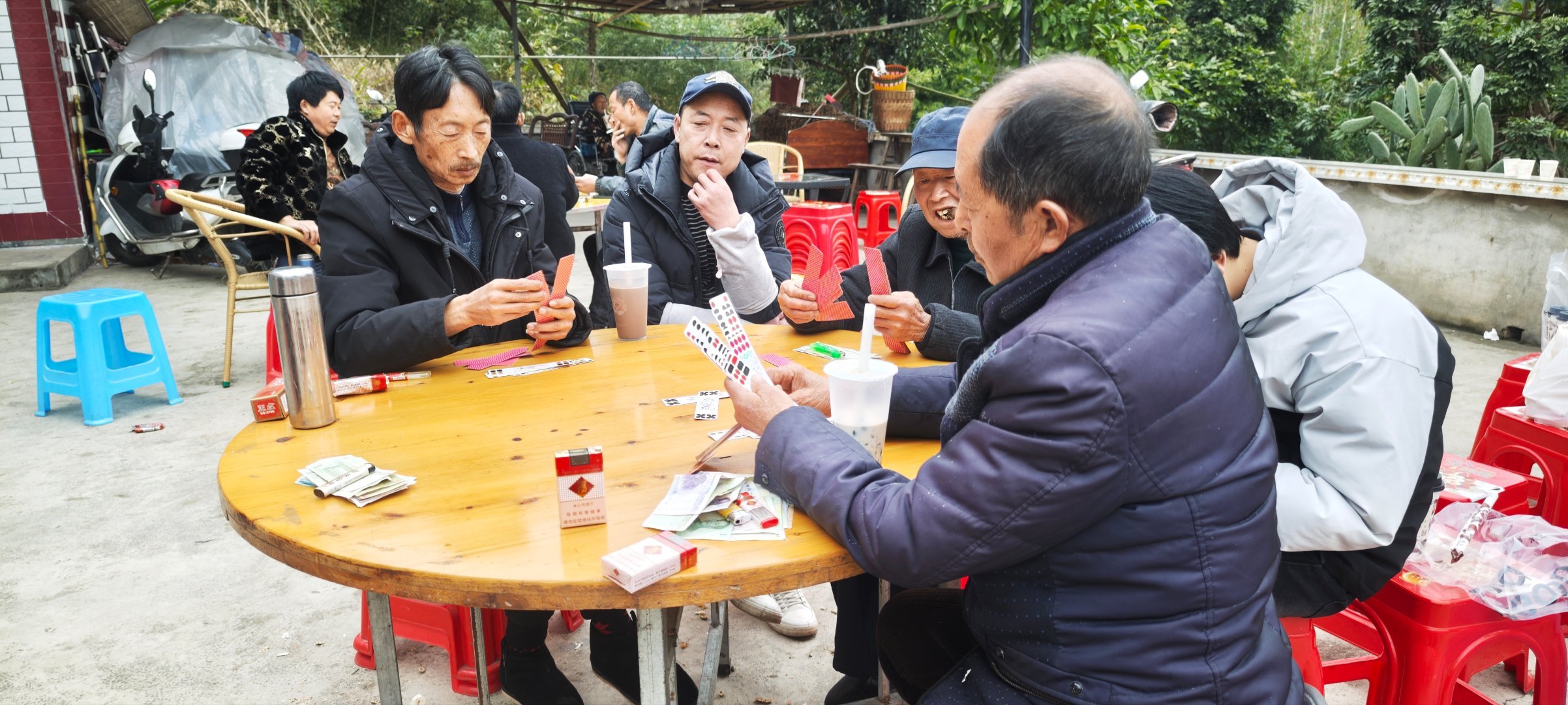 在深山看人杀年猪，蹭了顿饭，为表谢意，骑电动车去县城，买了50杯奶茶给老乡们喝。