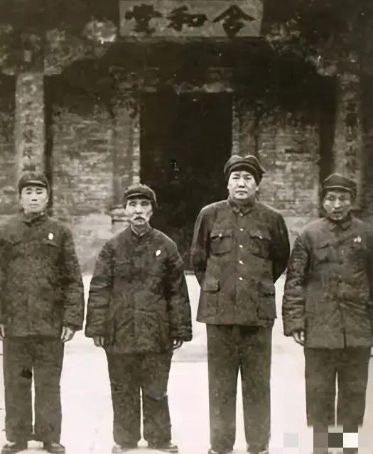 谁都有发小，伟人也不例外，1951年9月，毛主席在中南海含泪接见张有成，在中南海