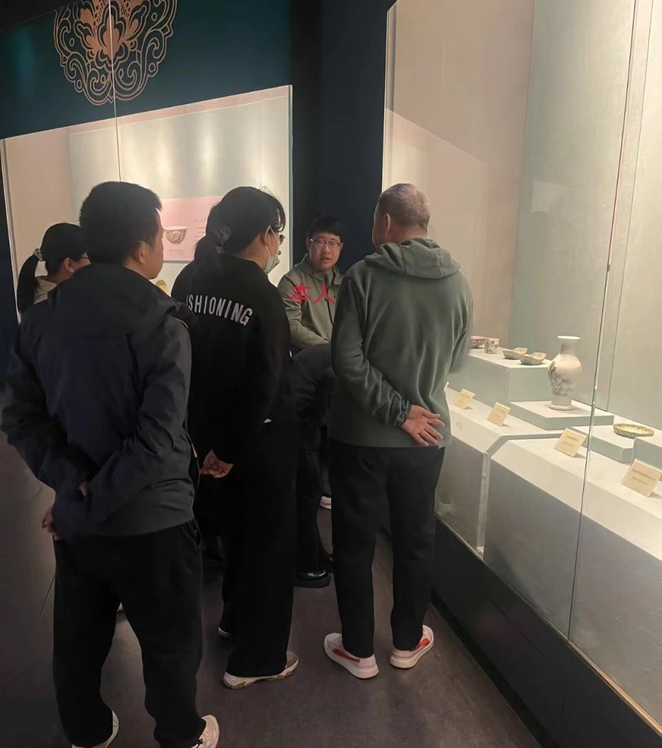 “后生可畏！”山西太原，一高中生在博物馆参观时，隔着玻璃柜发现了9件展品的标牌问