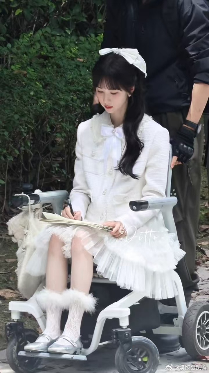 陈都灵白幼薇奶白公主裙路透这套造型很有看点，浅白裙装层次做得很细腻，整体风格清