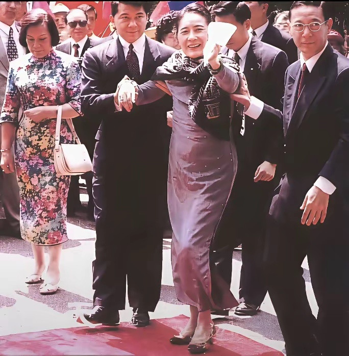 1995年7月的美国华盛顿，已经98岁高龄的宋美龄，在蒋孝勇与孔德基的小心搀扶下