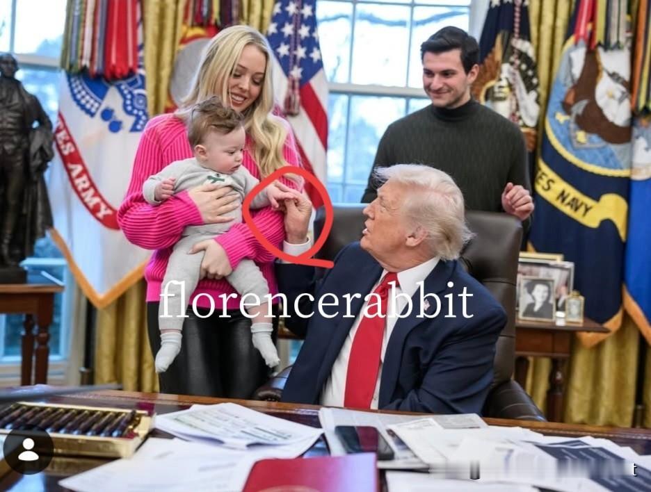 蒂芙尼一家白宫行，小亚历山大“探班”外公。蒂芙尼和丈夫迈克尔在圣诞前夕带着儿子前