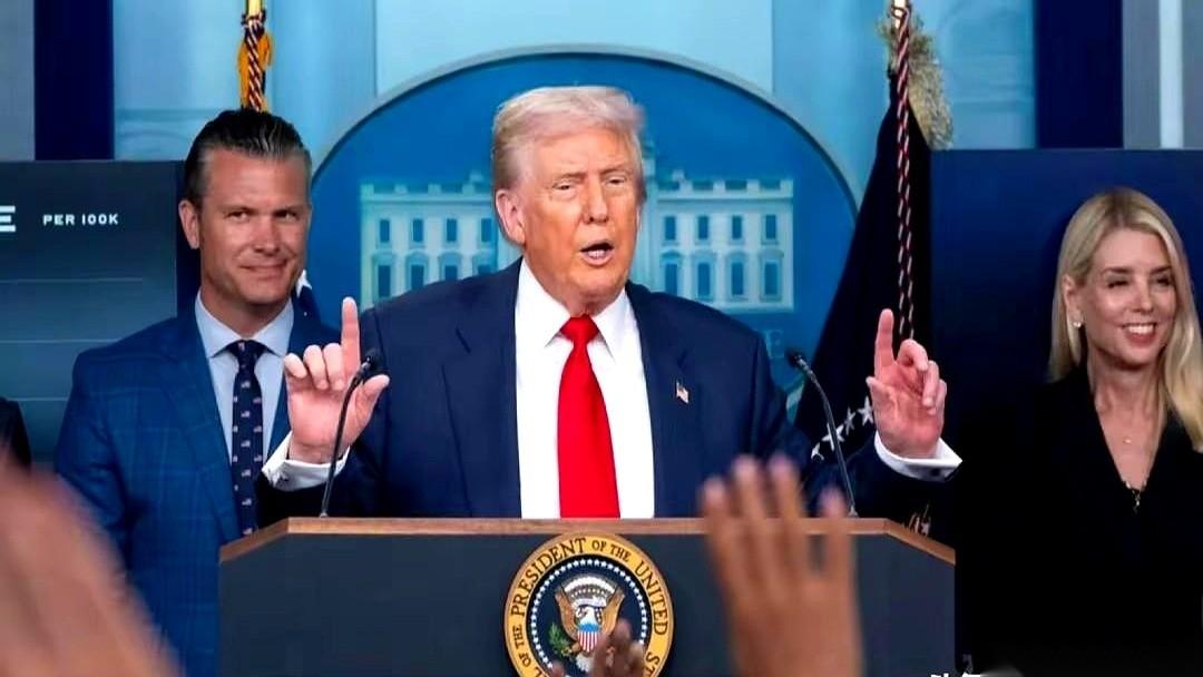 全世界最有权势的人，说给你拔网线就给你拔网线了。就问你懵不懵。上一秒还是推文