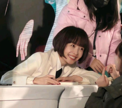 没有人告诉我鲁豫线下长这样...​​​